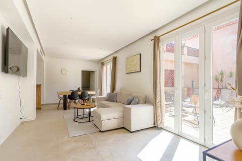 Living room, Seating area, Dining area