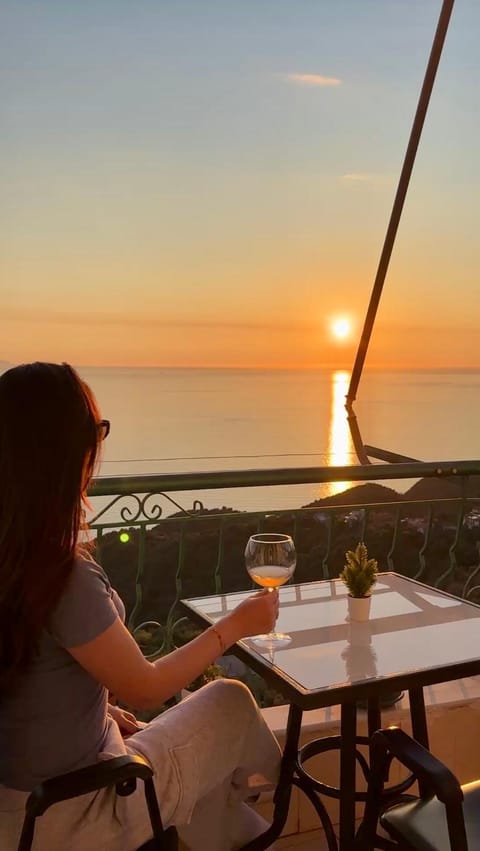 Day, People, Natural landscape, View (from property/room), Balcony/Terrace, Food and drinks, Dining area, Guests, Sea view, Drinks, Sunrise, Sunset, group of guests