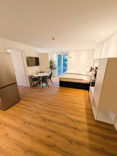 TV and multimedia, Kitchen or kitchenette, Photo of the whole room, Dining area