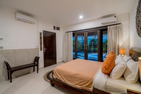 Bed, Photo of the whole room, Seating area, Bedroom, air conditioner