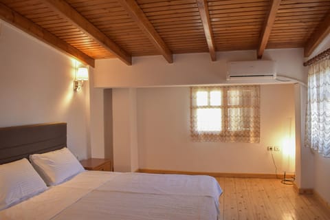 Bed, Photo of the whole room, Bedroom, air conditioner