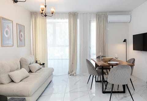 TV and multimedia, Living room, Seating area, Dining area, air conditioner