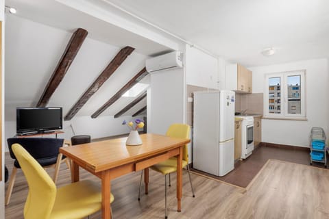 TV and multimedia, Kitchen or kitchenette, Living room, Seating area, Dining area, oven, stove