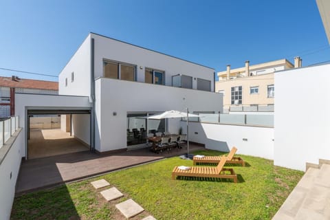 Property building, Patio, Garden, Balcony/Terrace, Garden view