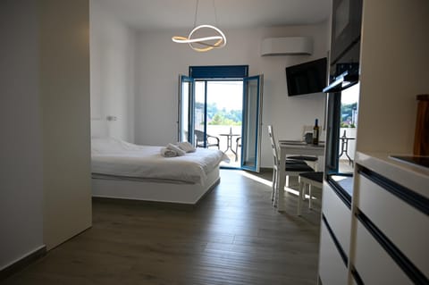 Bed, TV and multimedia, Photo of the whole room