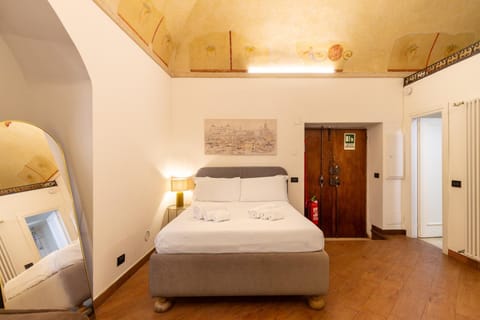Toilet, Bed, Photo of the whole room, Decorative detail