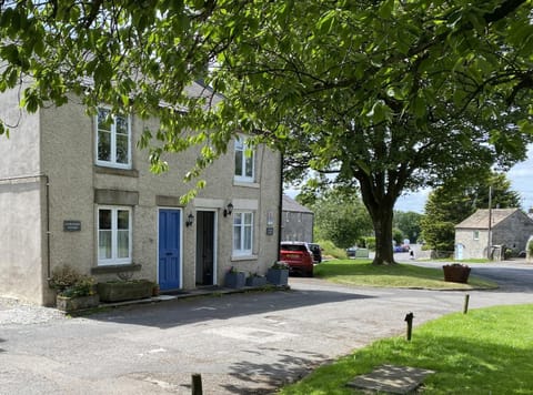 Neighbourhood, Street view, Location, Parking