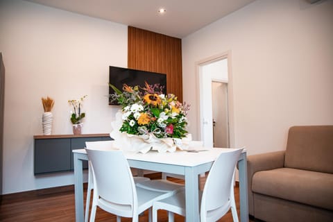 Kitchen or kitchenette, Living room, Seating area, Dining area