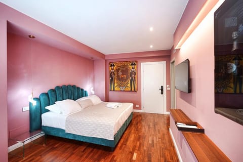 Bed, TV and multimedia, Photo of the whole room, Bedroom