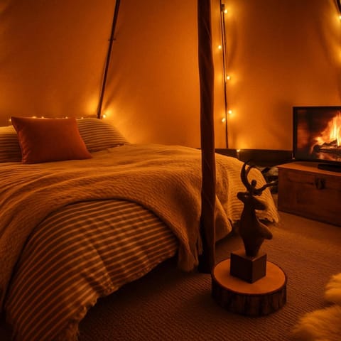 Bed, TV and multimedia, Photo of the whole room, Bedroom
