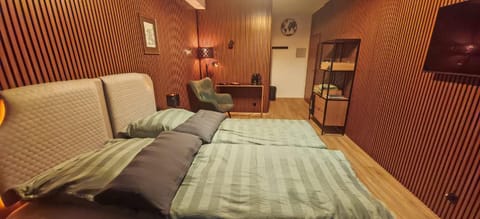 Bed, TV and multimedia, Photo of the whole room, Seating area