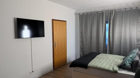 TV and multimedia, Living room, Photo of the whole room, Bedroom