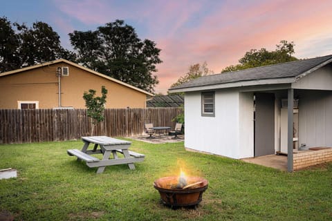 Walnut House - Close to Downtown Fire Pit House in Fredericksburg