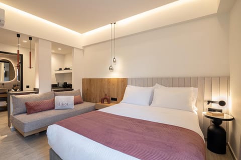 Bed, TV and multimedia, Kitchen or kitchenette, Living room, Photo of the whole room, Seating area, Bedroom