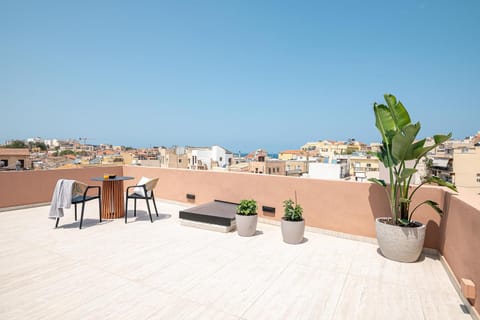 Property building, Day, Natural landscape, View (from property/room), Balcony/Terrace, Dining area, City view, Sea view