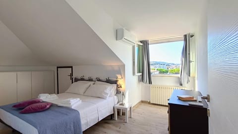 Bed, Natural landscape, Photo of the whole room, Bedroom, towels