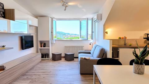 Natural landscape, TV and multimedia, Kitchen or kitchenette, Living room, Seating area, Dining area