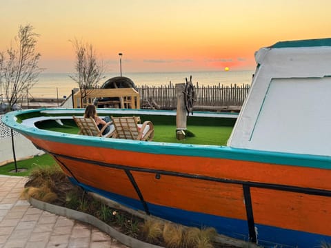 Barco - casa con jardín privado frente al mar Docked boat in Ribera Baixa