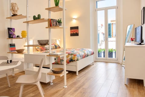 Bed, TV and multimedia, Kitchen or kitchenette, Living room, Photo of the whole room, Seating area, Dining area, Bedroom