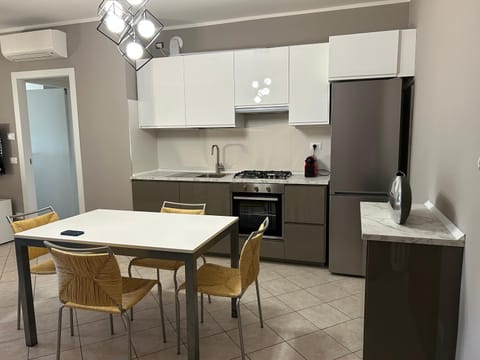 Kitchen or kitchenette, Dining area, oven, stove