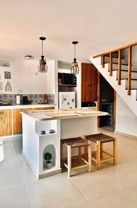Kitchen or kitchenette, minibar, stove