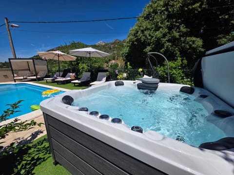 Day, Natural landscape, Hot Tub, Pool view, sunbed