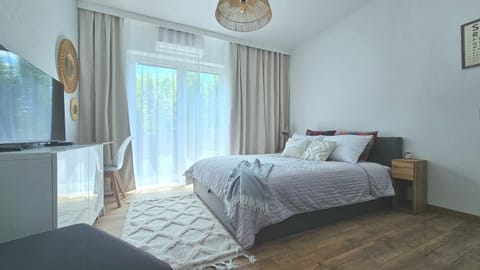 Bed, TV and multimedia, Photo of the whole room, Bedroom