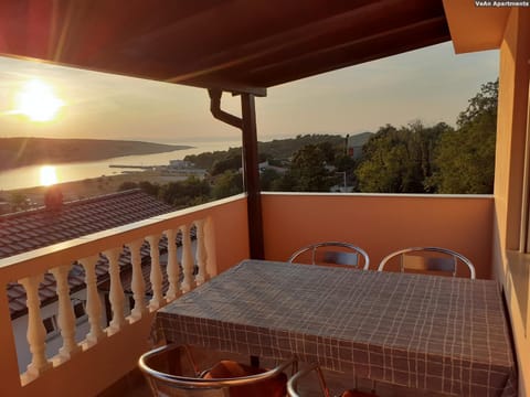 Natural landscape, View (from property/room), Balcony/Terrace, Dining area, Sea view