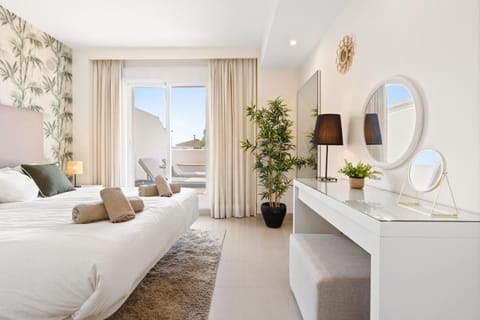Bed, Bedroom, towels, towels, air conditioner, air conditioner