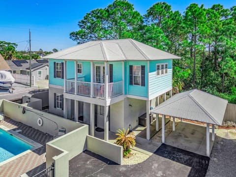 Property building, Patio, Swimming pool