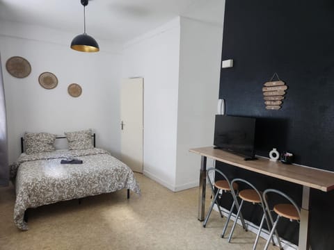 Bed, Seating area