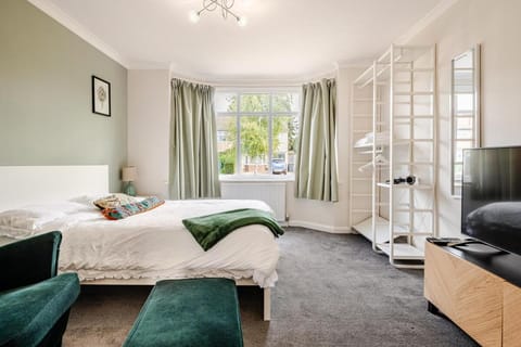 Bed, Photo of the whole room, Seating area, Bedroom