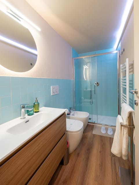 Shower, Toilet, Bathroom, towels