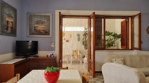Communal lounge/ TV room, TV and multimedia, Living room