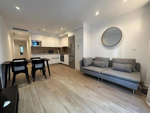 Kitchen or kitchenette, Living room, Seating area, Dining area