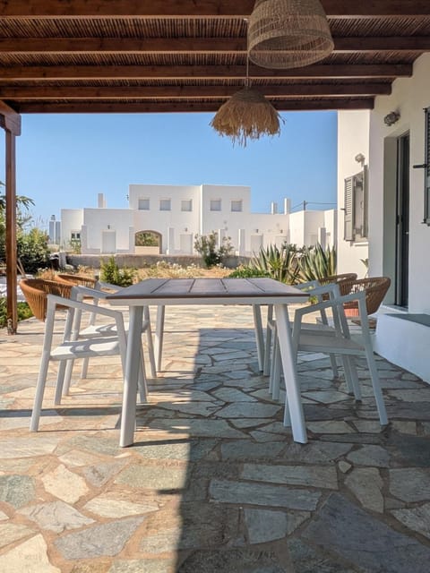 Property building, Patio, Day, Balcony/Terrace, Dining area