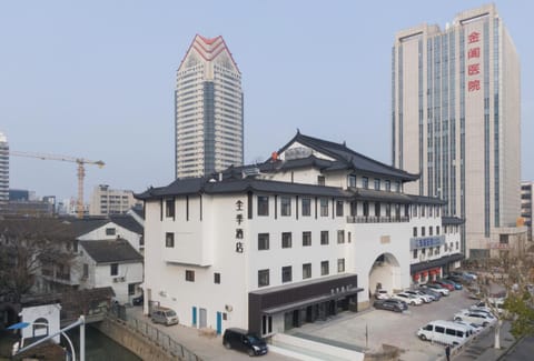 Property building, Day, City view, Location, Parking
