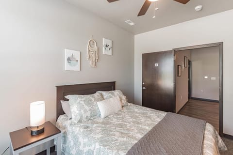 Modern Stay Near Jack Trice Stadium - Walk to ISU Apartment in Ames