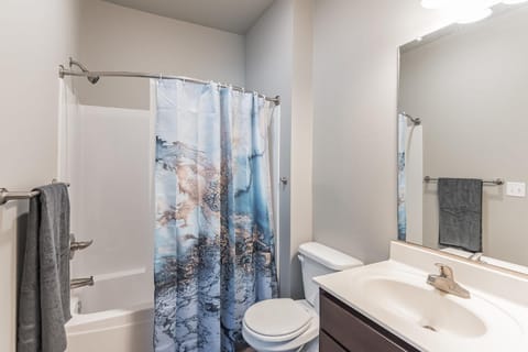 Modern Stay Near Jack Trice Stadium - Walk to ISU Apartment in Ames