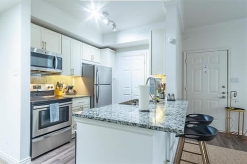 Boulevard Stays 1BR King Suite Pool Gym & Parking 03 Apartment in Irving