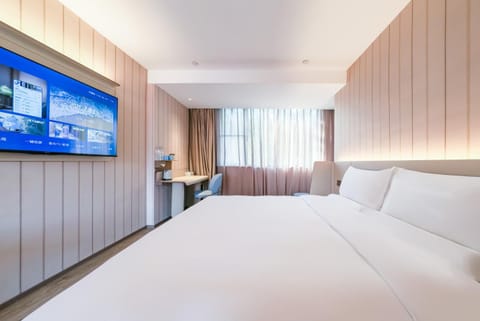 Bed, TV and multimedia, Photo of the whole room, Bedroom