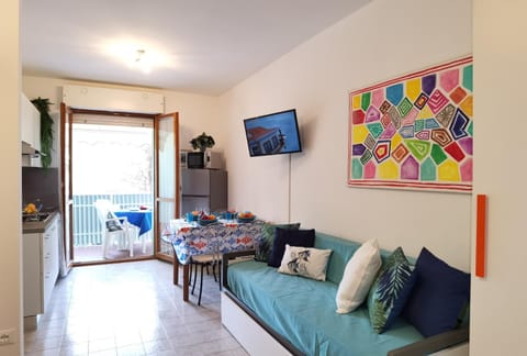 Bed, Kitchen or kitchenette, Dining area, microwave