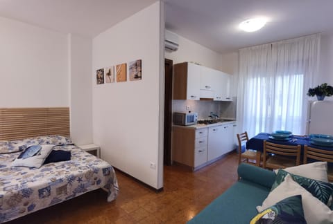 Seating area, Bedroom, microwave, minibar, oven, pet friendly, air conditioner