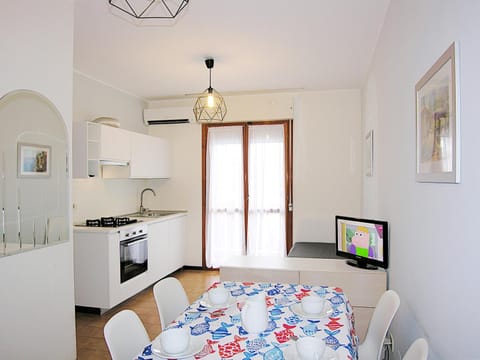 TV and multimedia, Kitchen or kitchenette, Dining area, stove