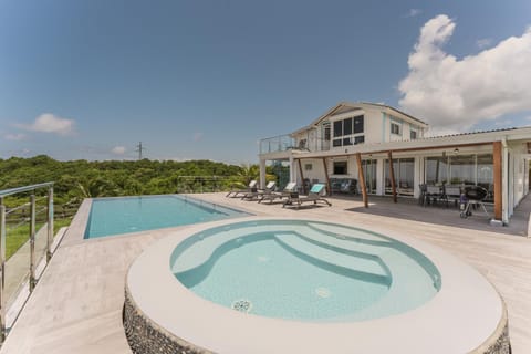 Property building, Natural landscape, Hot Tub, Hot Tub, Pool view, Swimming pool, sunbed