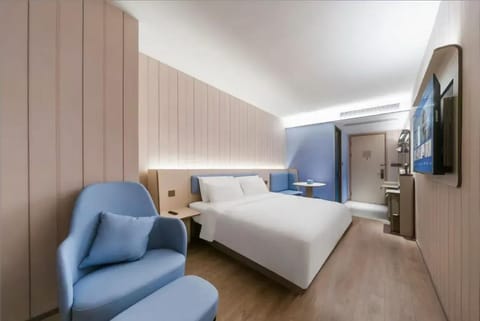 Bed, Seating area, Bedroom