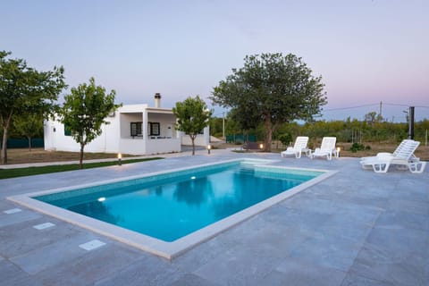 Patio, Swimming pool, sunbed