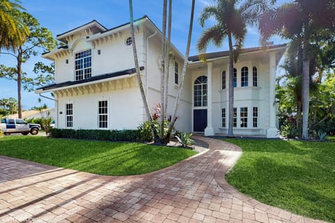 Property building, Day, Neighbourhood, Street view, Parking