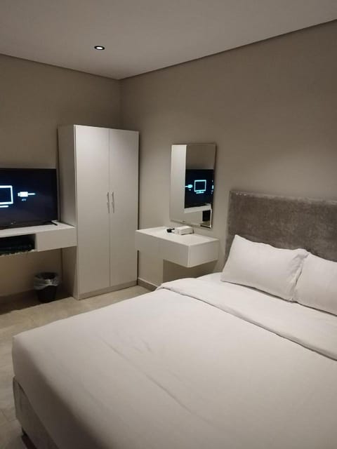 Bed, TV and multimedia, wardrobe
