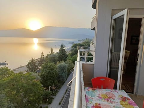 Balcony/Terrace, Lake view, Sunrise
